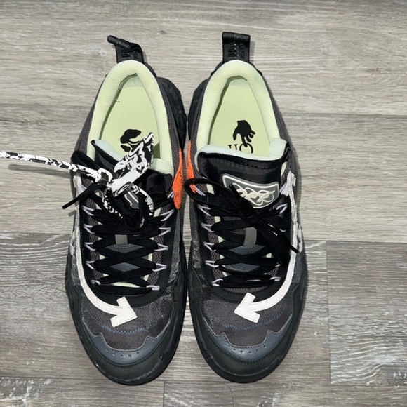 OFF WHITE new shoes Odsy-1000 Sneakers
Black and dark grey ODSY-1000 - Picture 2 of 9